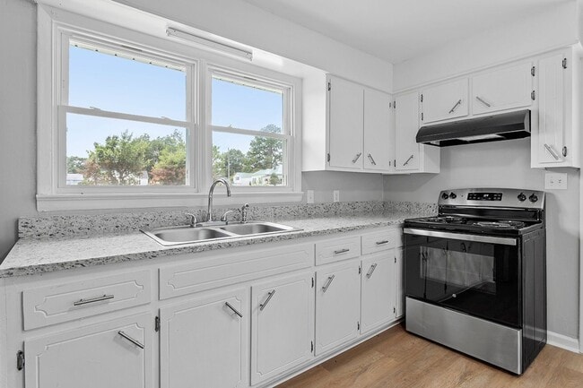 Building Photo - Move-In Ready Ranch Home in Prime Princeto...