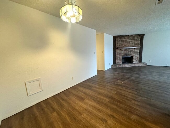 Building Photo - Coming SOON: Cute 3 bedroom 2 bathroom Duplex In Broken Arrow!