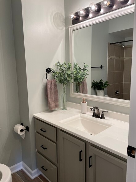 2nd Bath with Tub (2nd floor) - 16414 Brementowne Rd