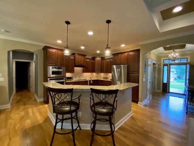 Building Photo - Beautiful Fully Furnished 3 bed 2 bath hom...