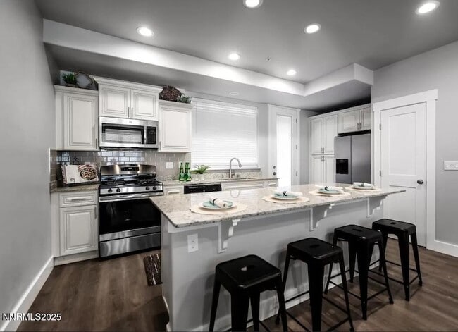 Building Photo - 730 Bluffs Ct