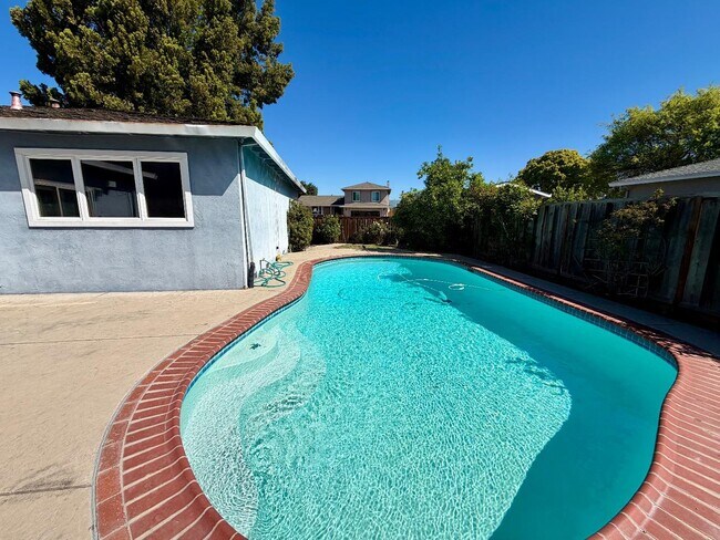 Building Photo - 478 Churchill Park Dr