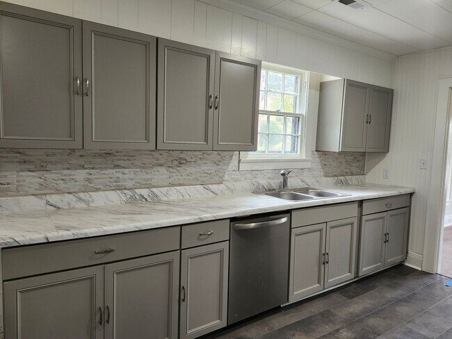 Building Photo - Coming in February - 3 bedroom 2 bath home in Belvoir Area in Brainerd/East Ridge, TN