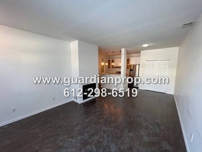 Building Photo - Woodbury Townhouse Available Now, Updated ...