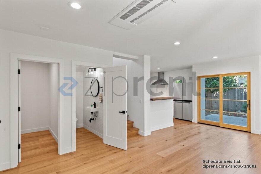 Building Photo - 912 61st St