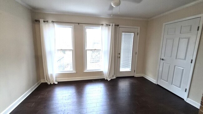 Building Photo - Great Two Bedroom Townhouse Convenient to Downtown Greenville!