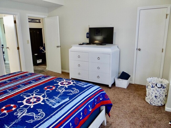 Building Photo - Beautifully Remodeled and Furnished Rental...