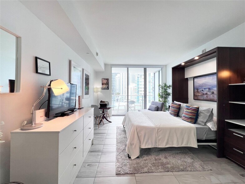 Building Photo - 1300 Brickell Bay Dr