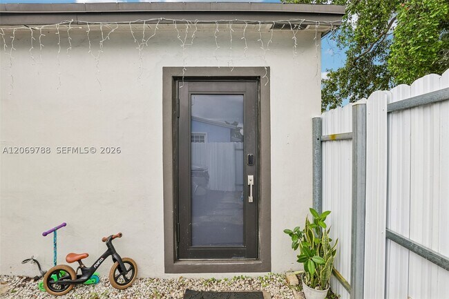 Building Photo - 1421 N 68th Ave