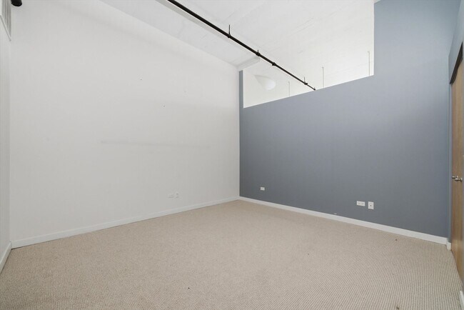 Building Photo - 2 Bed, 1.5 Bath With Garage Parking Included