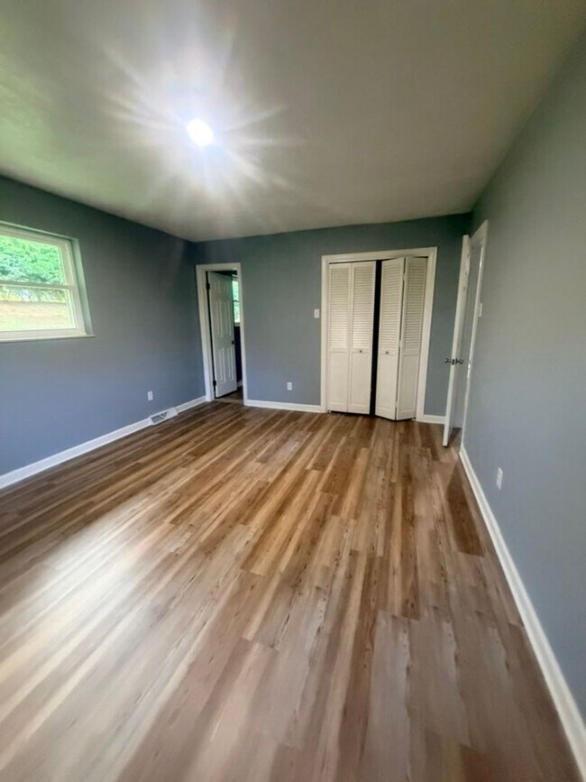 Building Photo - Spacious Maryville City Rental with Finished Basement & Lawn Care Included!