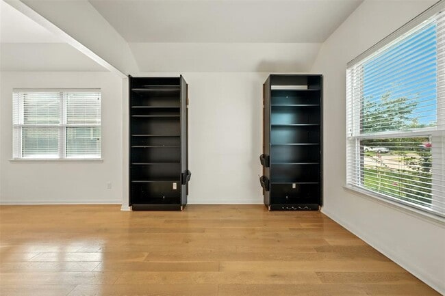 Building Photo - 9219 Gilbert Hollow Dr