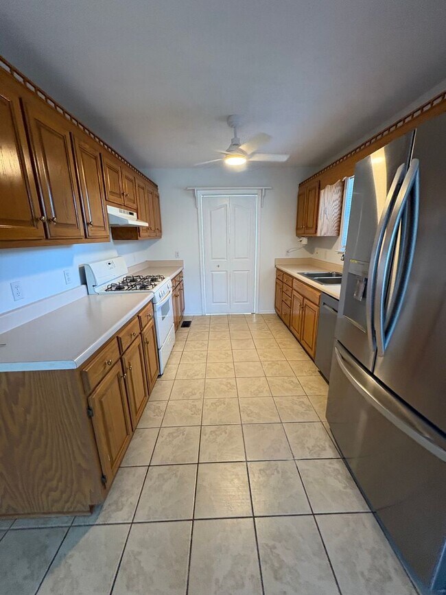 Building Photo - SPACIOUS & Beautiful Home Just Outside She...