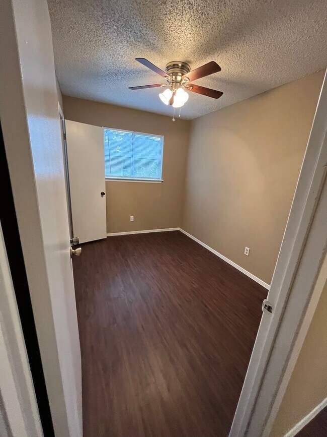 Building Photo - 806 Sirocco Dr