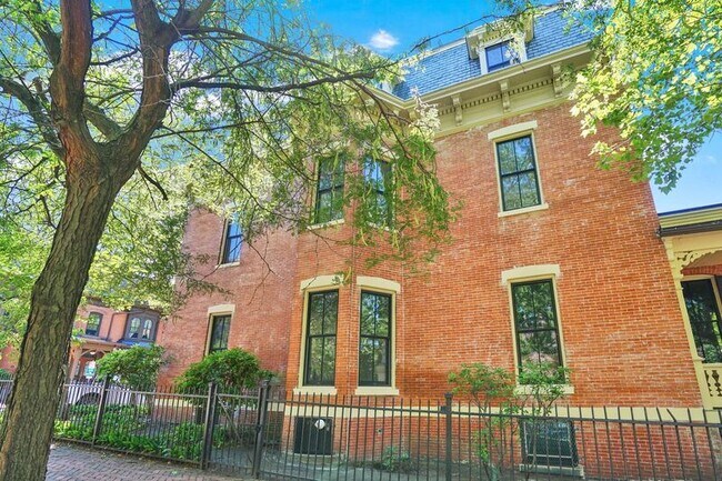 Building Photo - 52 Mattoon St