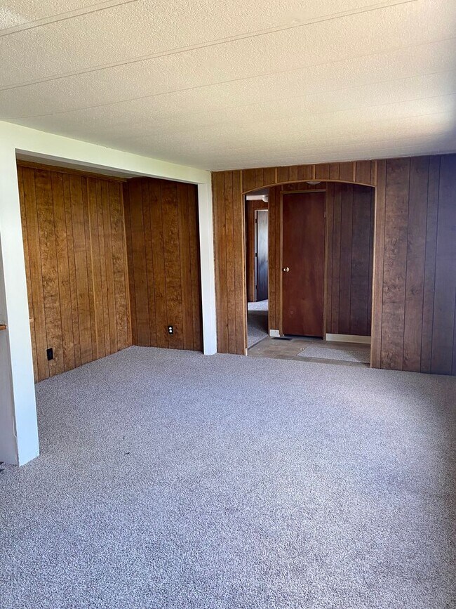 Building Photo - Large 3 bed 2 bath with fenced back yard