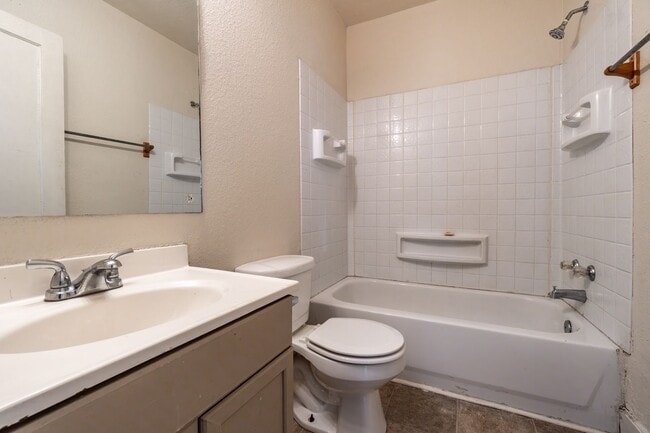 Building Photo - Cute two bedroom one bath (850 sf) home wi...