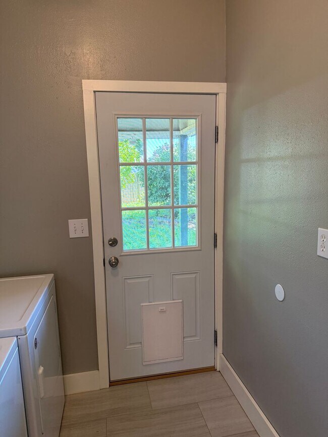 Building Photo - Large updated 2 bedroom 1 bathroom house in Springfield!