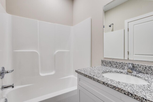 Building Photo - "Discover Modern Comfort: Spacious 3-Bed, 2-Bath Duplex in Charming Bel Aire, KS!"