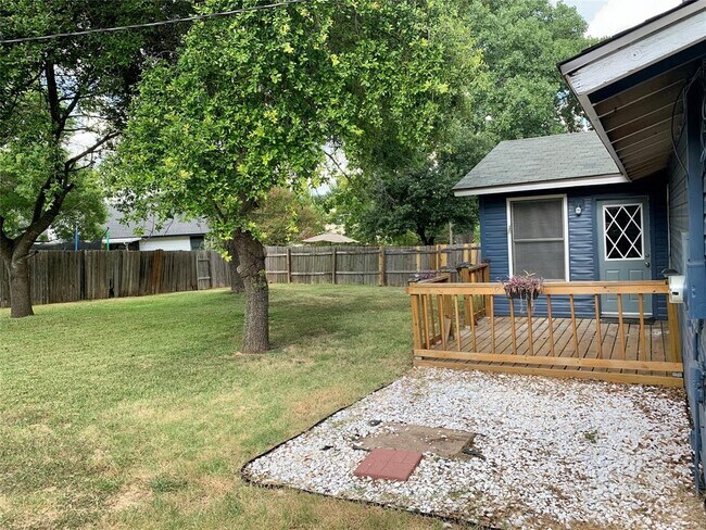 Building Photo - 1604 Middleway Rd