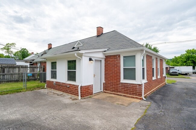 Building Photo - 3 Bed/1 Bath duplex