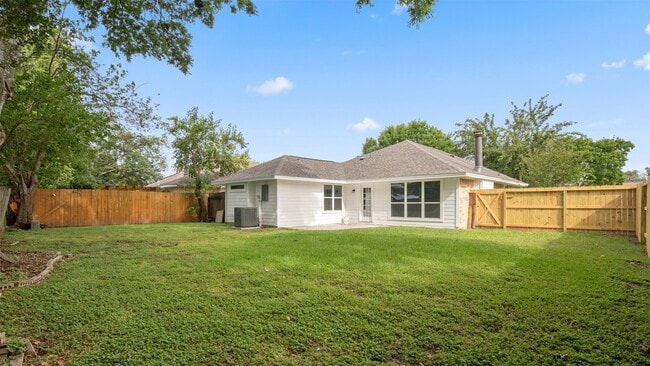 Building Photo - 4007 Green Crest Dr