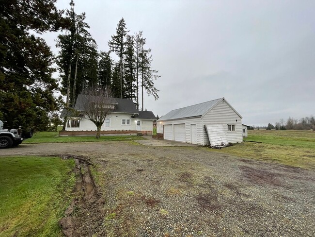 Building Photo - Farmhouse Style home