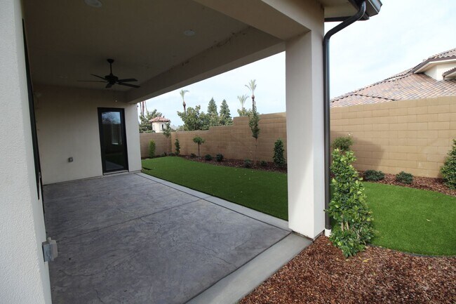 Building Photo - 2104 E Las Palmas Dr
