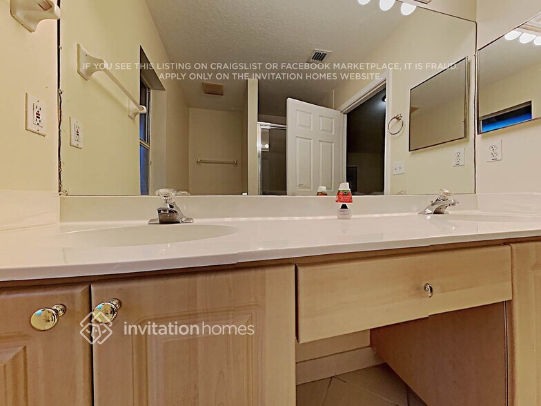 Building Photo - 14822 Paddock Dr