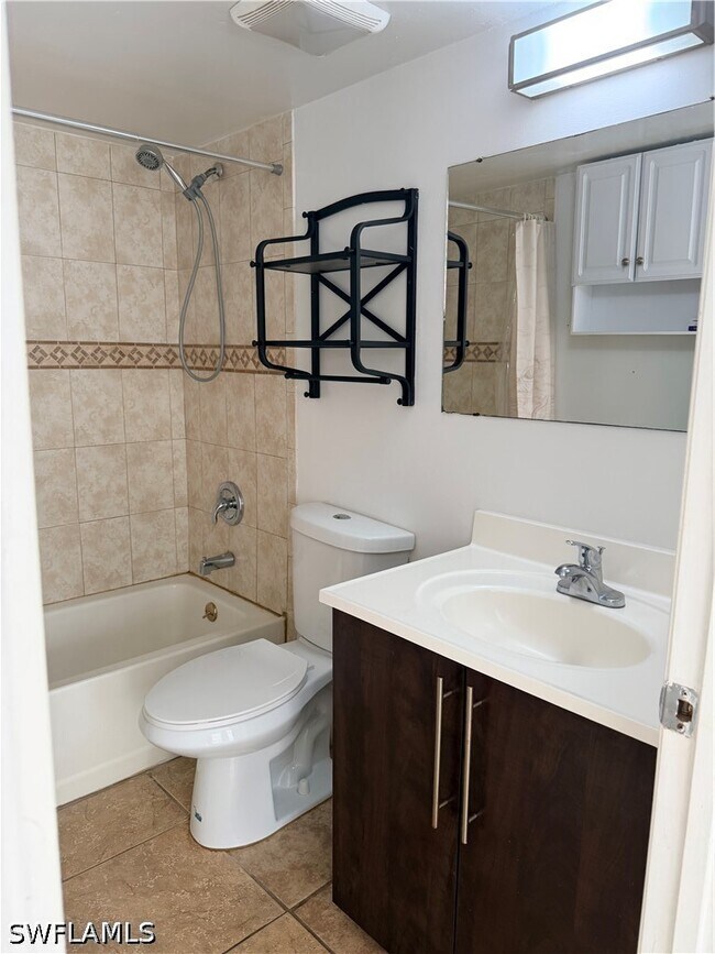 Building Photo - 190 Santa Clara Dr