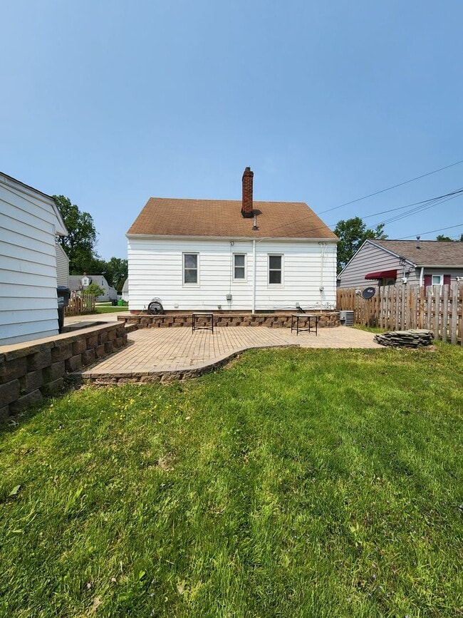 Building Photo - Beautiful 3 Bedroom Home For Rent