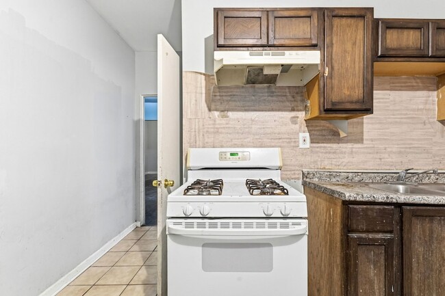 Building Photo - 6913 S Throop St