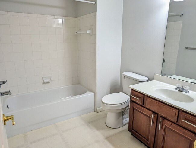 Building Photo - AVAILABLE NOW- Convenient 2 Bed/2 Full Bath Condo in Beavercreek!