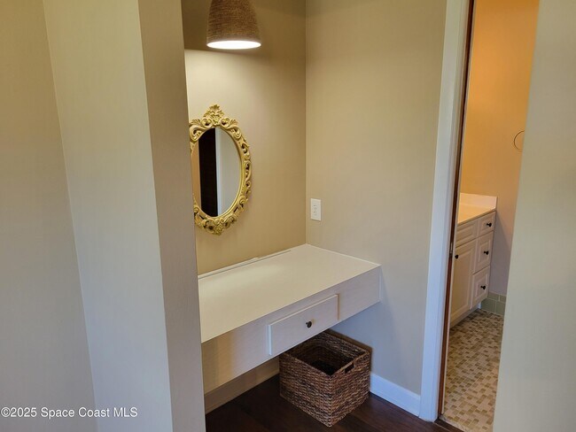 Building Photo - 245 Harbour Dr E