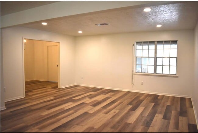 Building Photo - 2628 Dupont St
