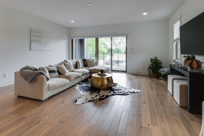 Building Photo - Great modern HPR with garage and view of the river!