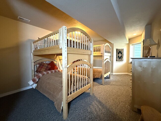 Building Photo - WINTER SPECIAL DISCOUNTED $500 PER MONTH F...