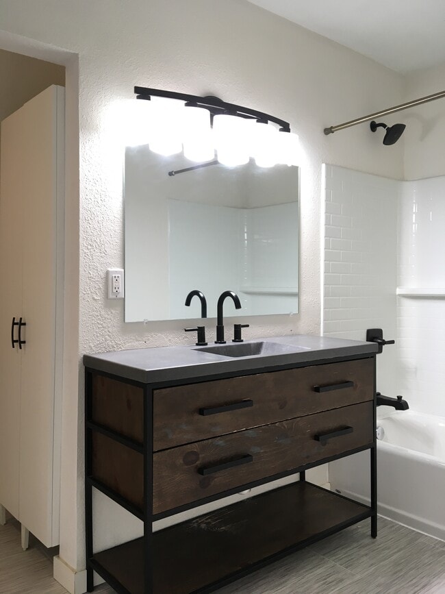 Building Photo - 106 1st Ave NE