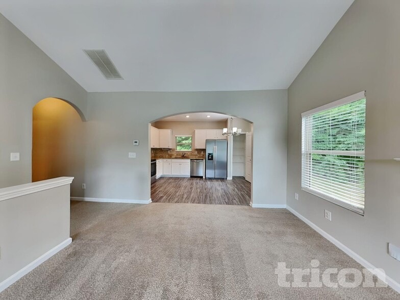 Building Photo - 456 Clematis Court