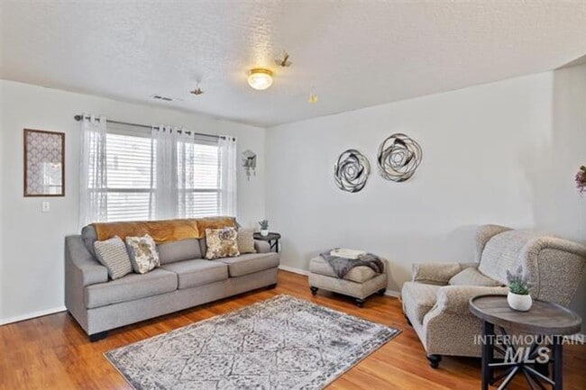 Building Photo - 3bed, 2.5bath, 2031sq.ft. home in South Nampa