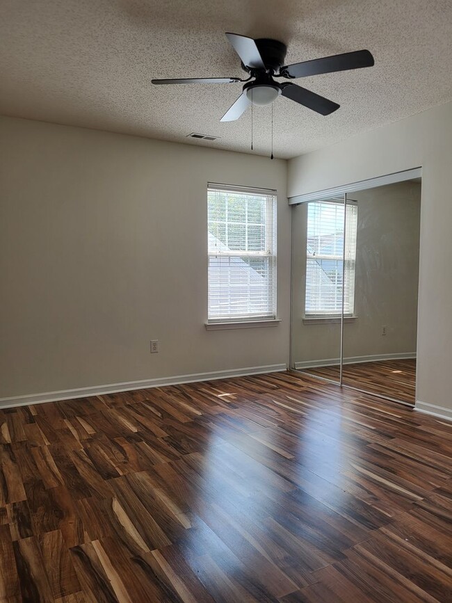 Building Photo - 3 bedroom home in Highland Creek
