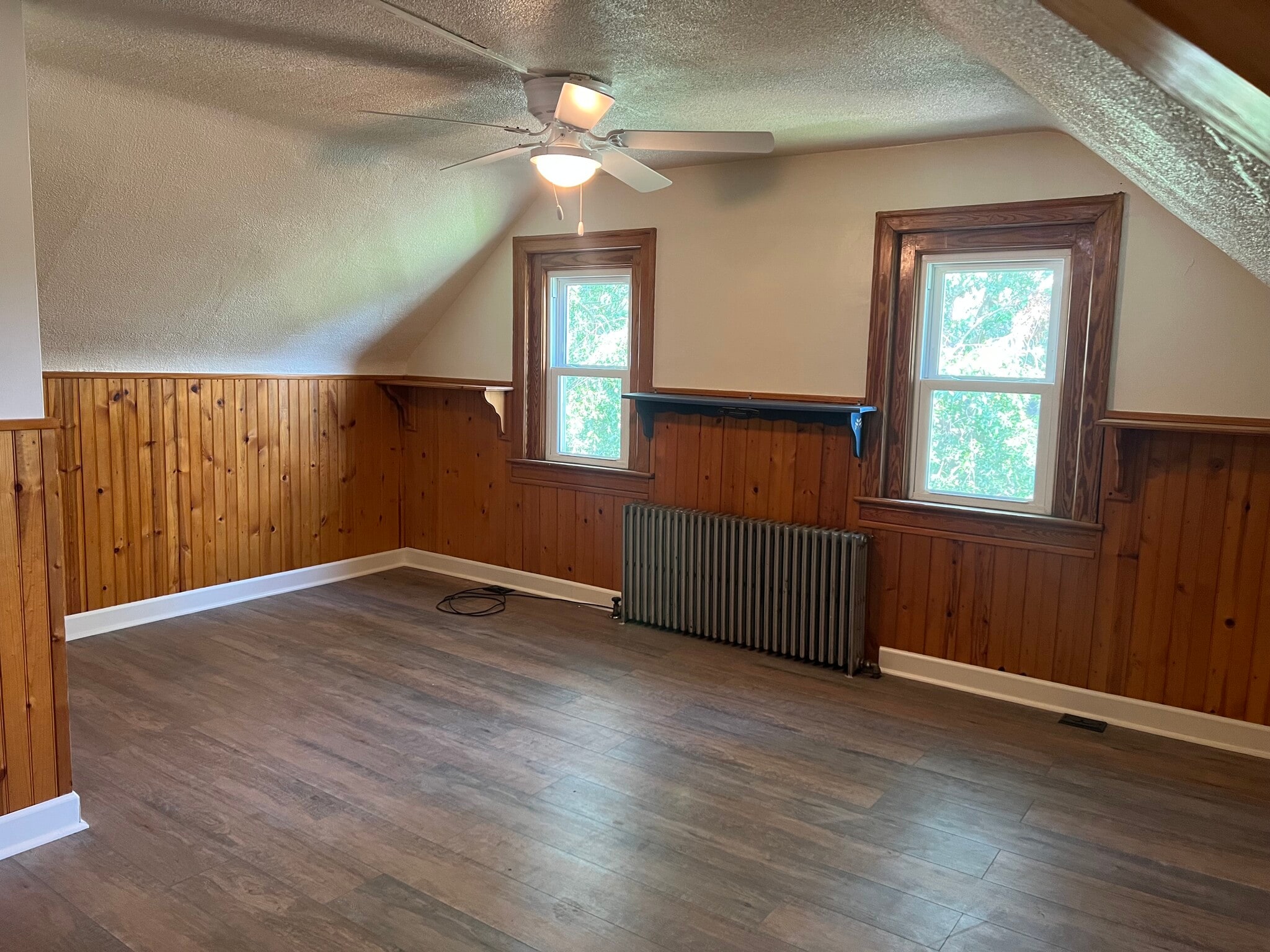 3rd floor loft - 122 E 4th St