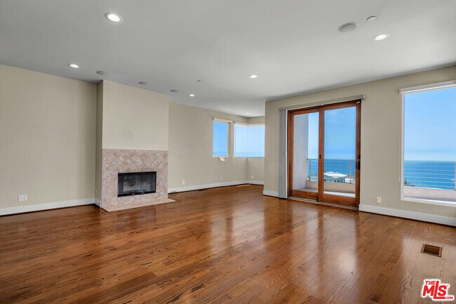 Building Photo - 308 Gull St