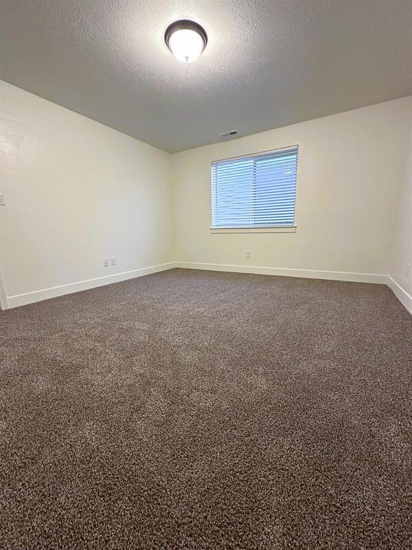 Building Photo - 225 950 E