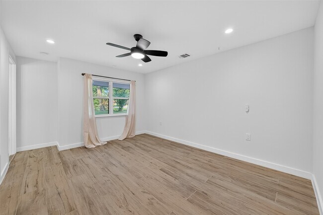 Building Photo - 3333 Calumet St