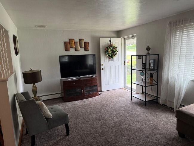 Building Photo - Move-In Ready 2BR Home on Quiet Residential Street in Baldwin/Whitehall!