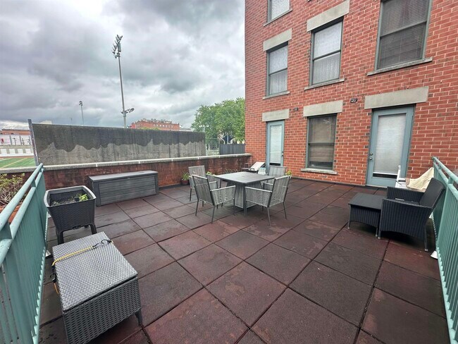 Building Photo - 402 9th St