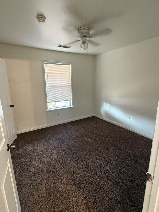 Building Photo - 106 Blue Dr