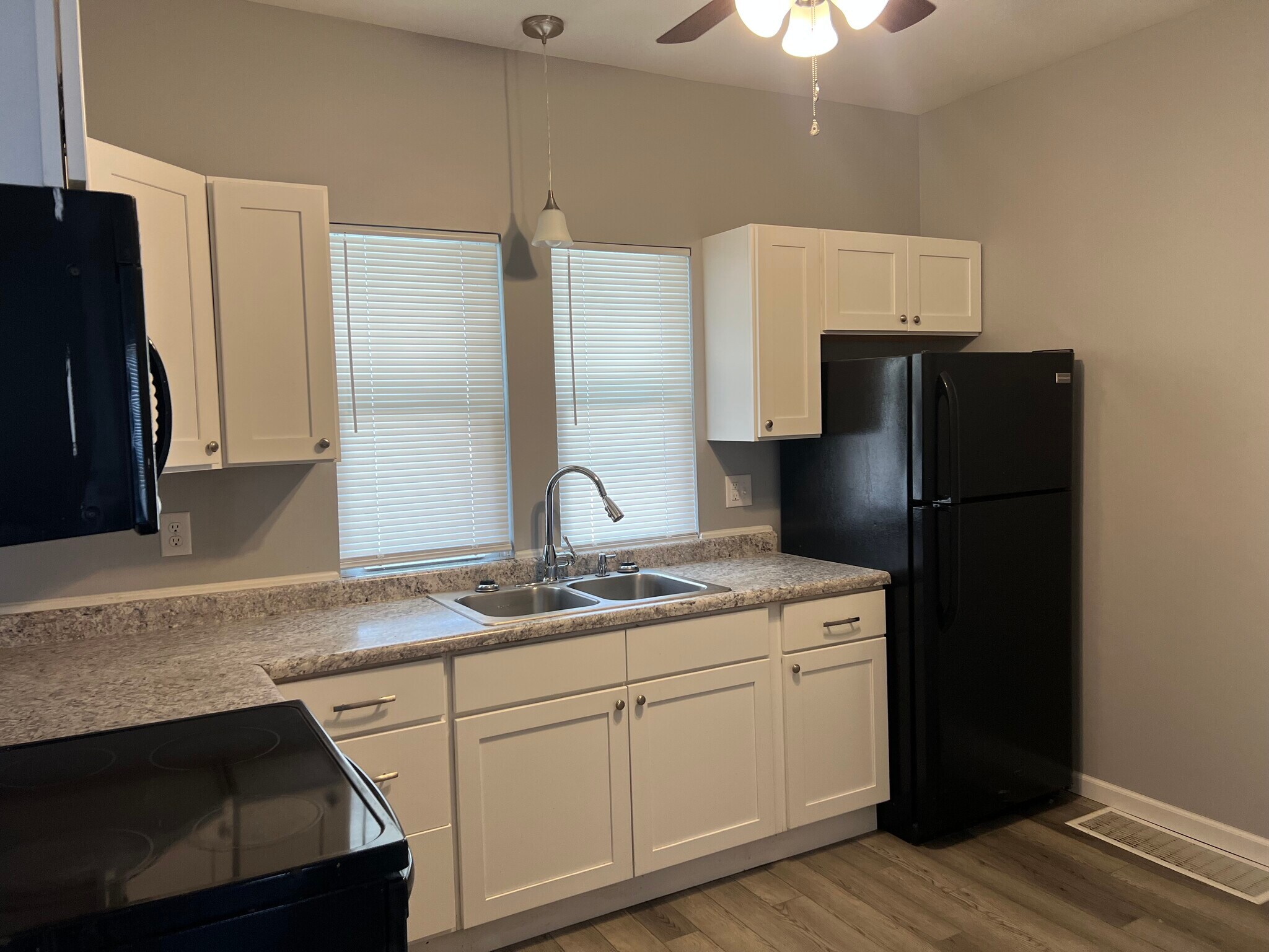 Building Photo - 306 E Main St