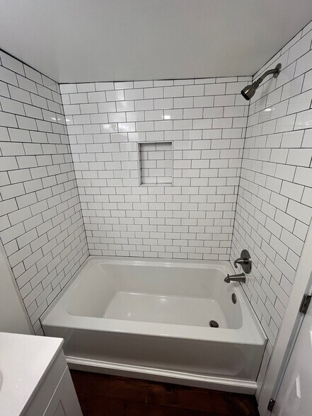 Building Photo - 612 Caroline St